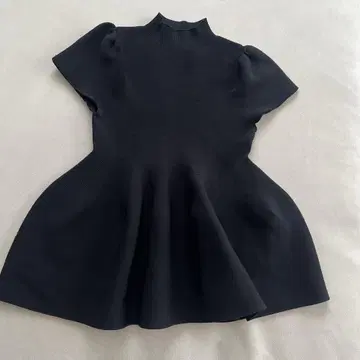eimy 블랙 하이넥 플레어 티셔츠