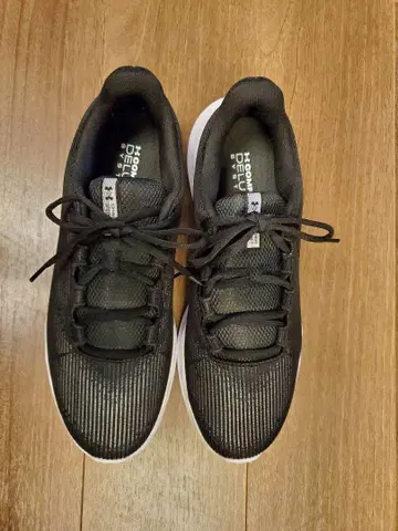 언더아머 남성용 러닝화 28cm 블랙/화이트