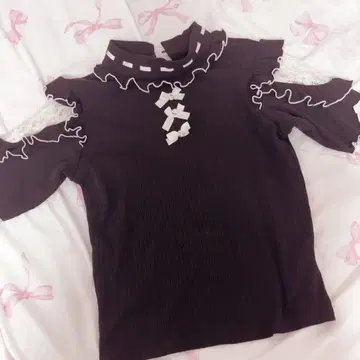 NOEMIE 노에미 반짝이 리본 오픈 숄더 쁘띠 하이 티셔츠