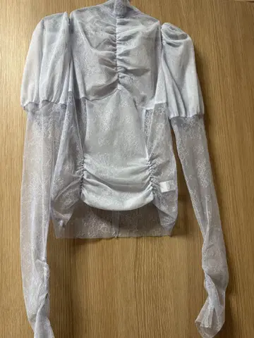 litmus herpraha Gathered puffy lace top