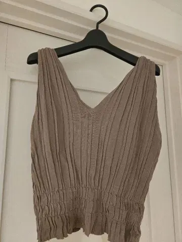 [새상품 택 포함] ZARA 베이지 V넥 플리츠 탱크탑 M 사이즈