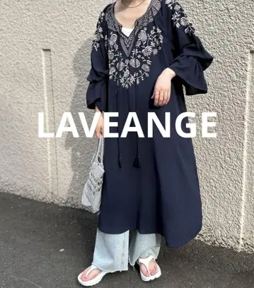 LAVEANGE 개더 슬리브 자수 원피스