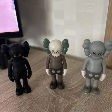KAWS 피규어 3색