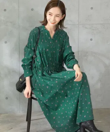 새상품급 어반리서치 로쏘 도트 플라워 V넥 원피스