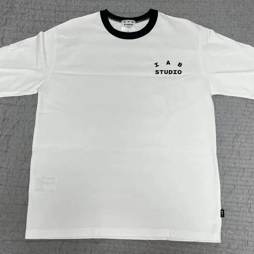 ★送料 関税込★IAB Studio★IAB Studio T-Shirt White Burgundy 아이앱 스튜디오 티셔츠 화이트 버건디 | IAB STUDIO - 슈프라이즈