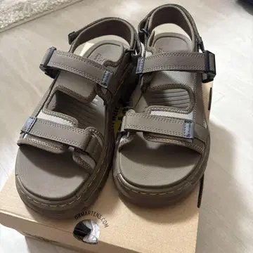 새상품급 닥터마틴 샌들 26