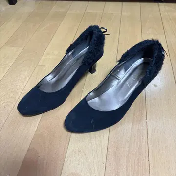 퍼 장식 스틸레토 힐 네이비 블랙