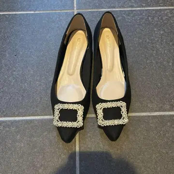 비쥬 장식 블랙 플랫슈즈