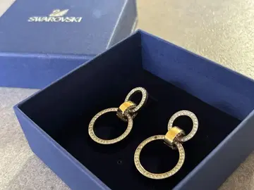 Swarovski 라운드형 후프 귀걸이