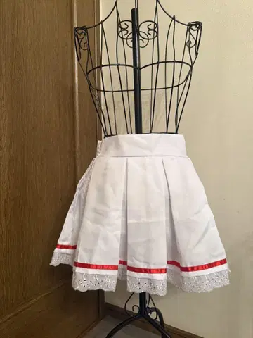 화이트 플리츠 스커트 빨간색 라인 밑단 레이스