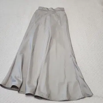 그레이 새틴 플레어 스커트