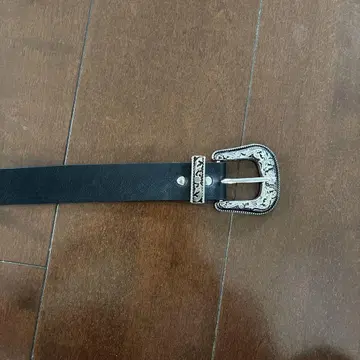 검은색 별 모양 스터드 벨트