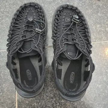 KEEN UNEEK 블랙 23.5cm