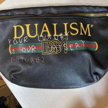 DUALISM 바디백 그래픽 프린트