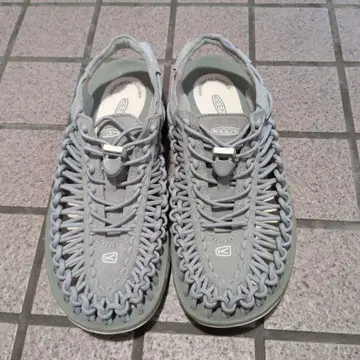 KEEN 그레이 엮음 샌들 26.5cm