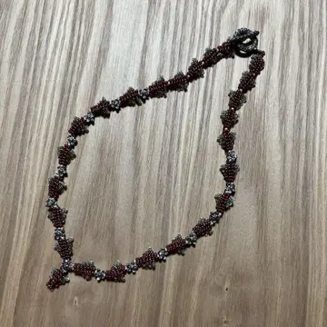 빨간색과 은색 비즈 목걸이