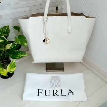 새상품급 FURLA 가죽 토트백 화이트 참 포함 큼