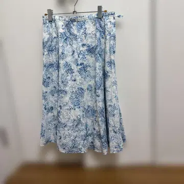 파란색과 흰색 꽃무늬 롱 스커트