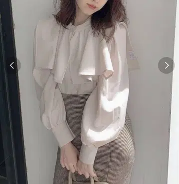 케이프 칼라 핀턱 블라우스 dazzlin