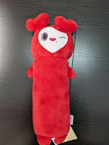 윙크하는 빨간색 봉제 인형 캐릭터
