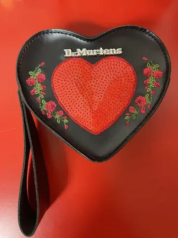 Dr. Martens 하트 모양 파우치