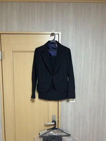 블랙 정장 세트 (자켓 & 스커트)