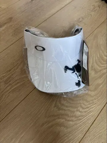 Oakley 화이트 스컬 프린트 바이저