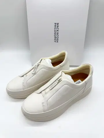 새상품 매킨토시 통굽 스니커즈 화이트 23.5cm
