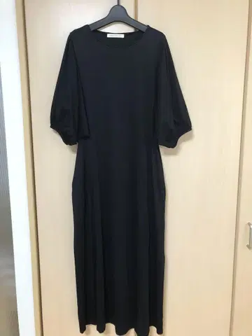 블랙 벌룬 슬리브 롱 원피스