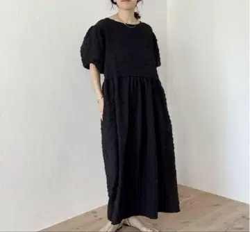 [ wee9s ] 엠보싱 가공 넉넉한 프리 사이즈 블랙 롱 원피스