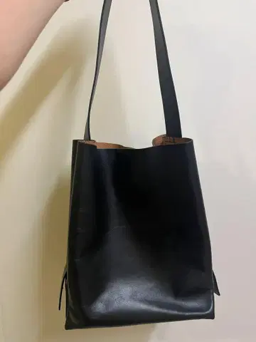COS 블랙 가죽 토트백