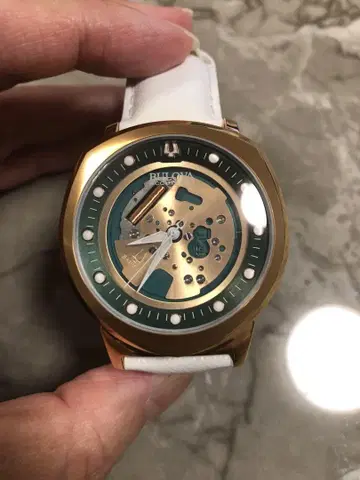 Bulova 아날로그 손목시계 화이트/골드