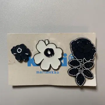 새상품 marimekko 꽃무늬 핀배지 세트
