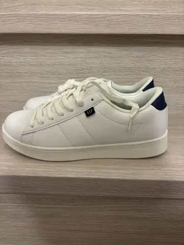 GAP 심플 화이트 스니커즈