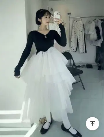 티어드 디자인 블랙 화이트 드레스