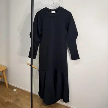 [미사용급] emmi atelier 골판지 볼륨 슬리브 원피스 블랙