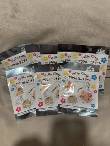 헬로키티 햇볕에 탄 키티 아크릴 미니 참 세트