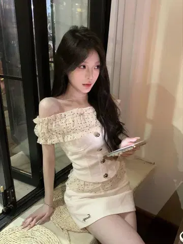 도트 오프숄더 상의 & 스커트 셋업