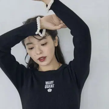 MARY QUANT x PUBLUX 자수 배색 로고 롱 슬리브 니트