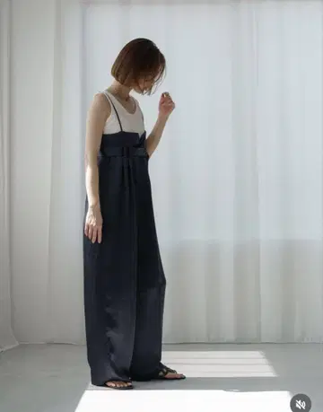 roughlow/otona 새틴 와이드 멜빵바지/navy