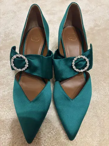 미사용 Malone Souliers 에메랄드 그린 새틴 펌프스