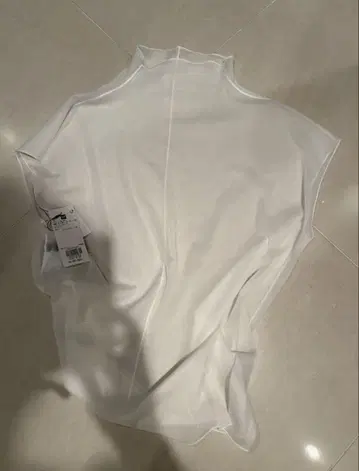 플라스테 화이트 시스루 하이넥 상의