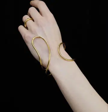 DEFORMATION TWIST BANGLE