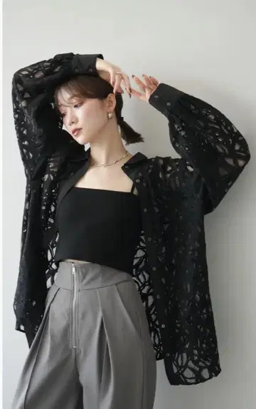 코드 레이스 오버 셔츠 블랙/lumier 같은 형태