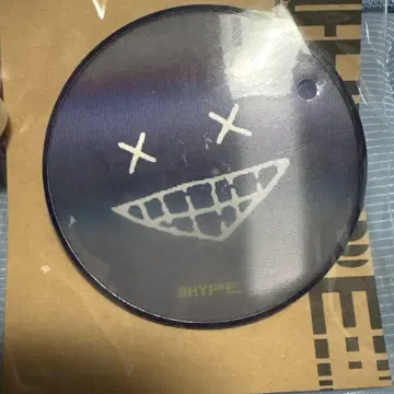 요네즈켄시 양면성 배지