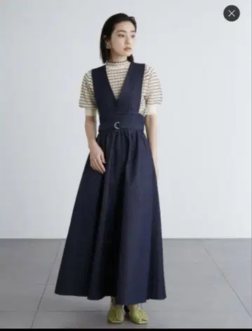 LILY BROWN [미야와키 사쿠라 착용] V넥 원피스
