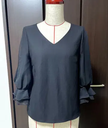 [ 소매 프릴과 시어 소재가 귀여운 블라우스 ] 스나이델 블랙