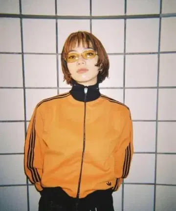 고마츠 나나 착용 모델 유사 adidas 트레포일 4호
