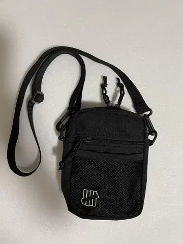 UNDEFEATED SHOULDER BAG 숄더백 블랙
