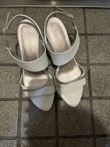 긴자 카네마츠 화이트 샌들 24.5cm